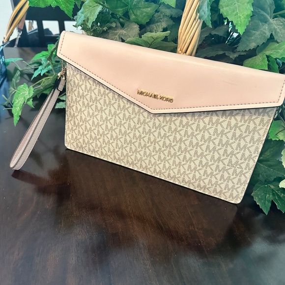 Michael Kors Clutch & Cross Body - Blush Pink - Picture 7 of 16